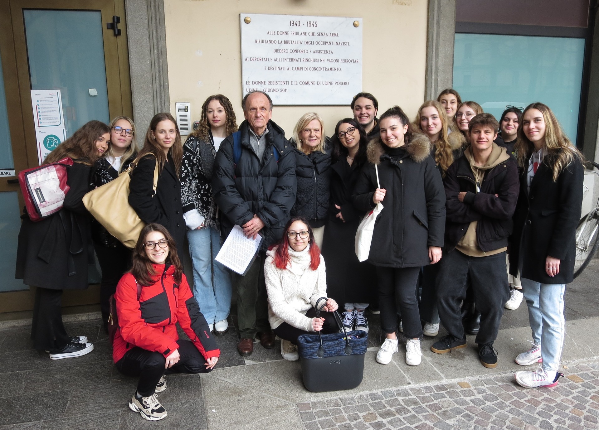 Il professore Elio Varutti con la classe 5^ B del Liceo delle Scienze Umane Percoto davanti alla lapide per le donne che dal 1943 aiutarono i deportati a Udine.