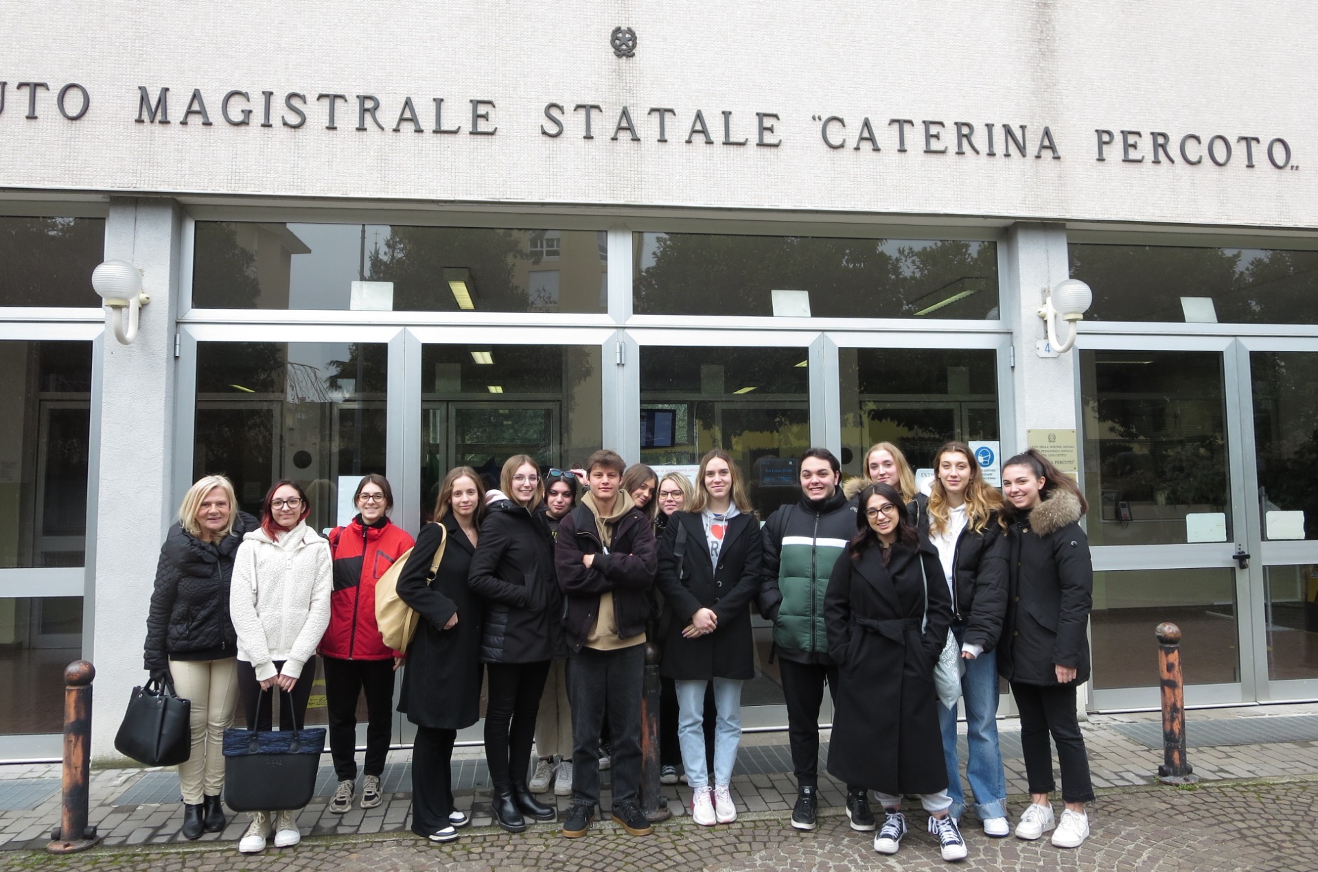 Udine, la classe 5^ BU con la professoressa Paola Quargnolo davanti alla sede del Liceo Percoto, alla partenza del Cammino della Shoah il 25.2.2023.